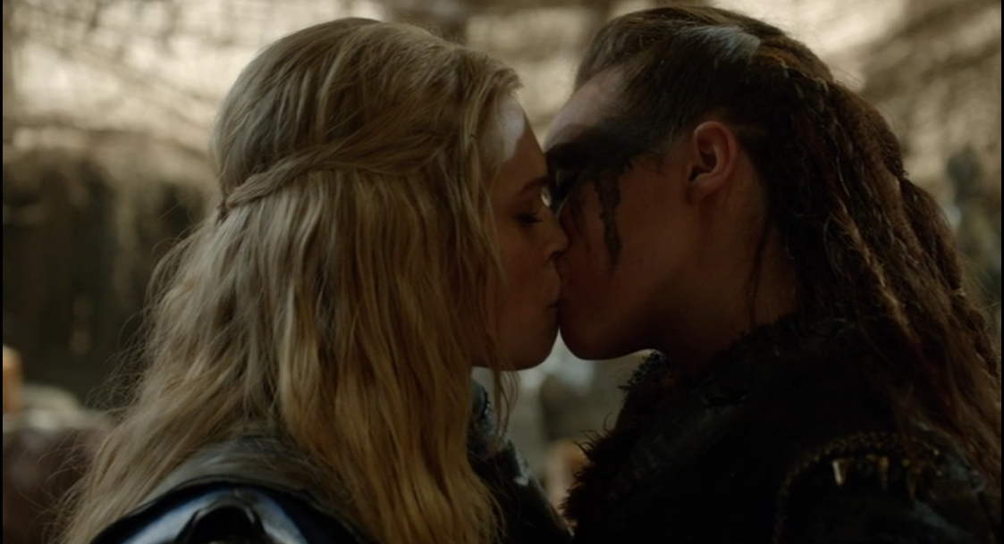 Clarke and Lexa kiss in season 2 of The 100.